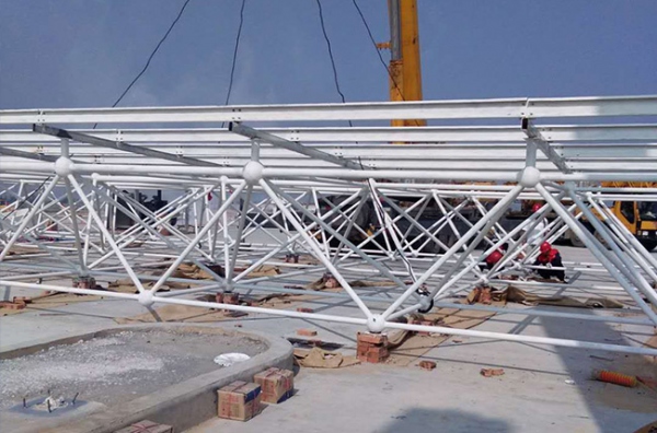 呼和浩特鋼結(jié)構(gòu)安裝吊機(jī)施工中